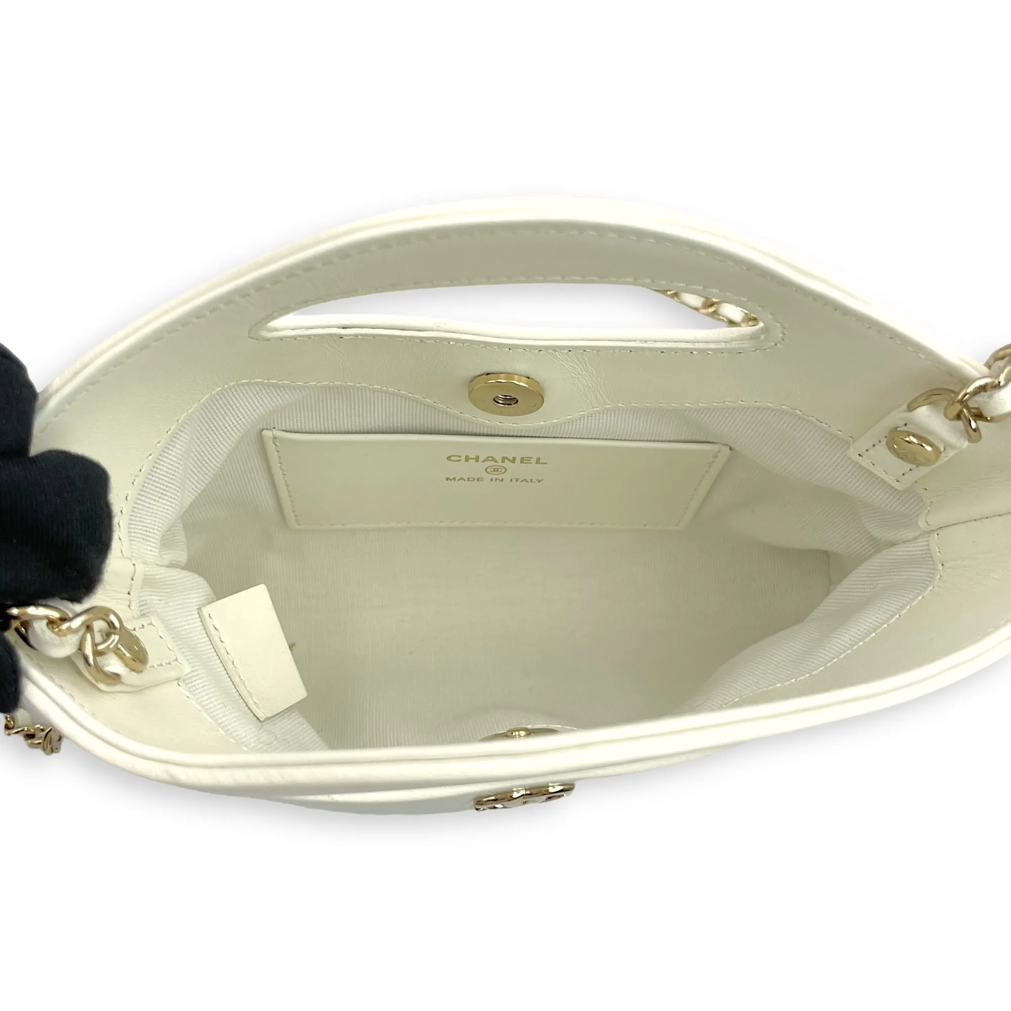 31 Leather Clutch 20 White Crossbody Bag in Calfskin, Gold hardware