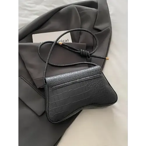 Red Faux-Crocodile Leather Texture Crossbody Bag for Bold Style
