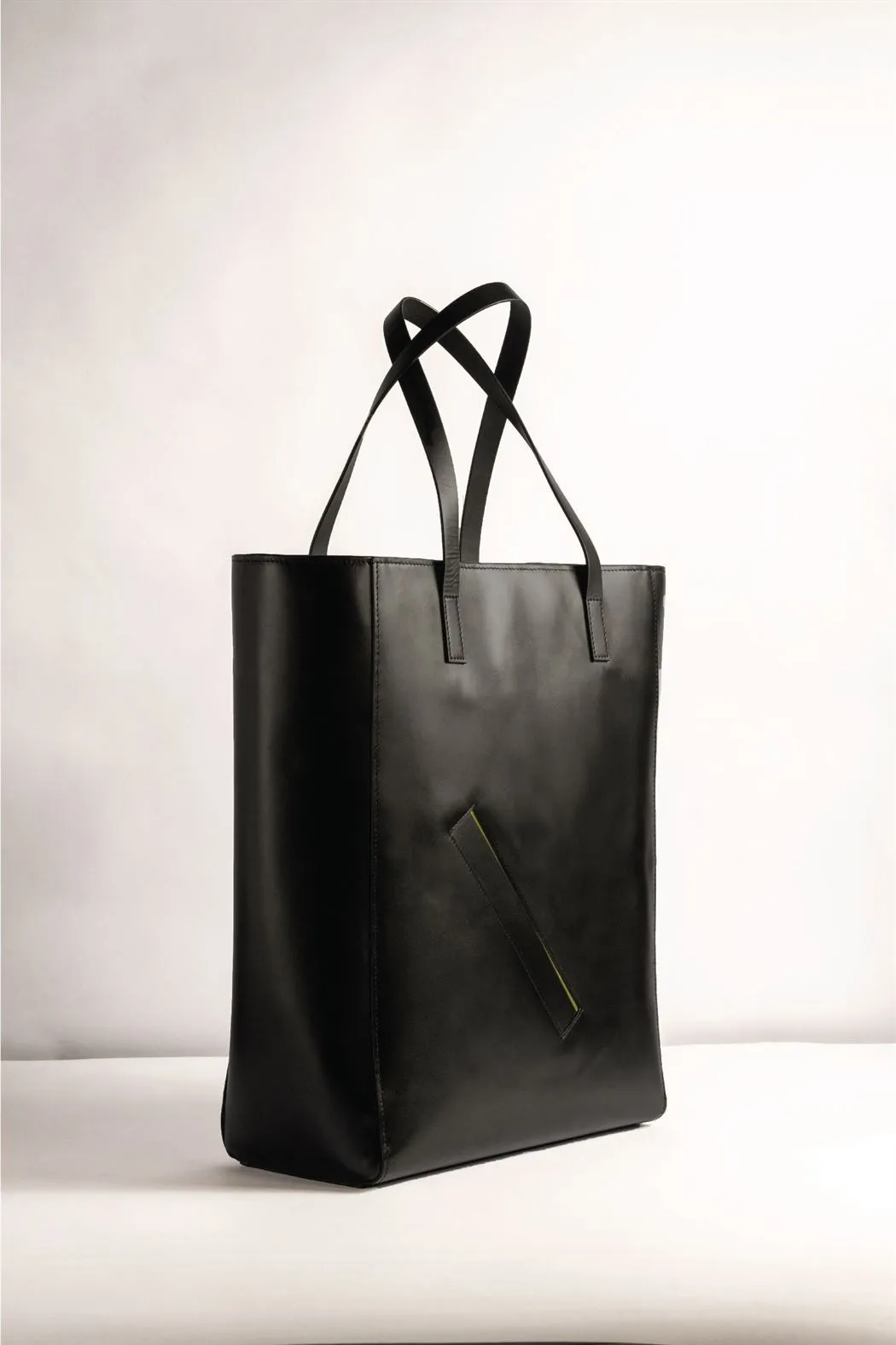 Tanned   I   Pocket Tote      Black  TO/PT-BLK  I Leather Bag